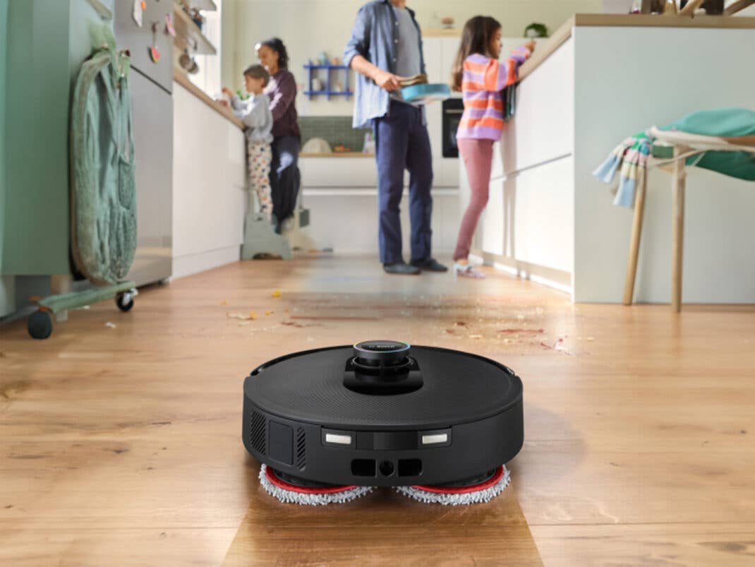Saugroboter wischt in einer Küche