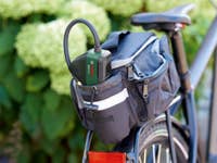 Bosch EasyPump elektrische Fahrradpumpe auf einem Gepäckträger eines Fahrrads