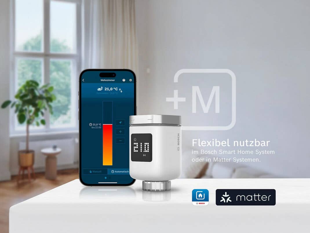Bosch Heizkkörperthermostat II mit Matter-Logo und Smartphone daneben.