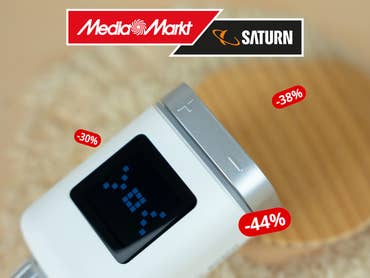 Ein Bosch smartes Heizkörperthermostat II wird mit angeschaltetem Display gezeigt. Darüber das Logo von MediaMarkt/Saturn und daneben Rabatt-Anzeigen.