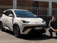 Hayo Lücke neben dem BYD Dolphin Surf in Berlin.