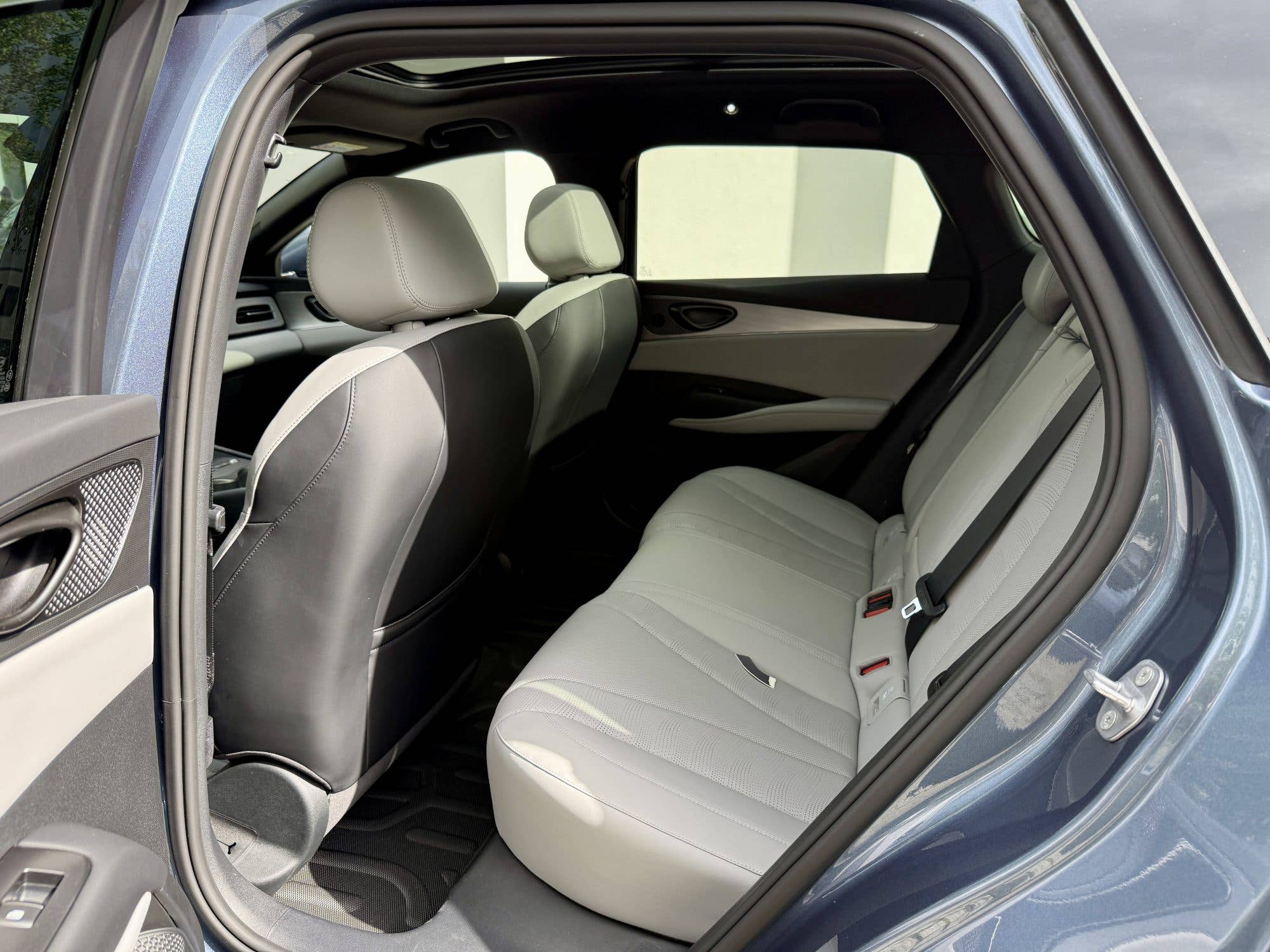 Das Platzangebot im Fond des BYD Seal 6 DM-i Touring ist gut.