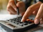Jemand tippt auf dem Taschenrechner