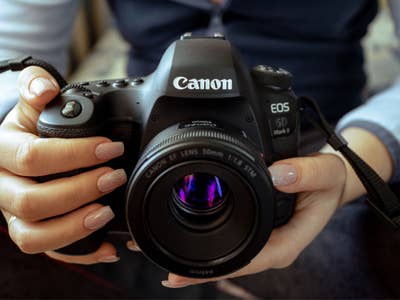 Canon-Kamera wird von einer Person gehalten