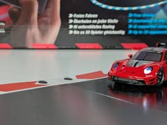 Carrera Hybrid - Rennauto auf der Rennstrecke