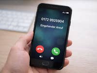 Ein Handy zeigt einen eingehenden Anruf
