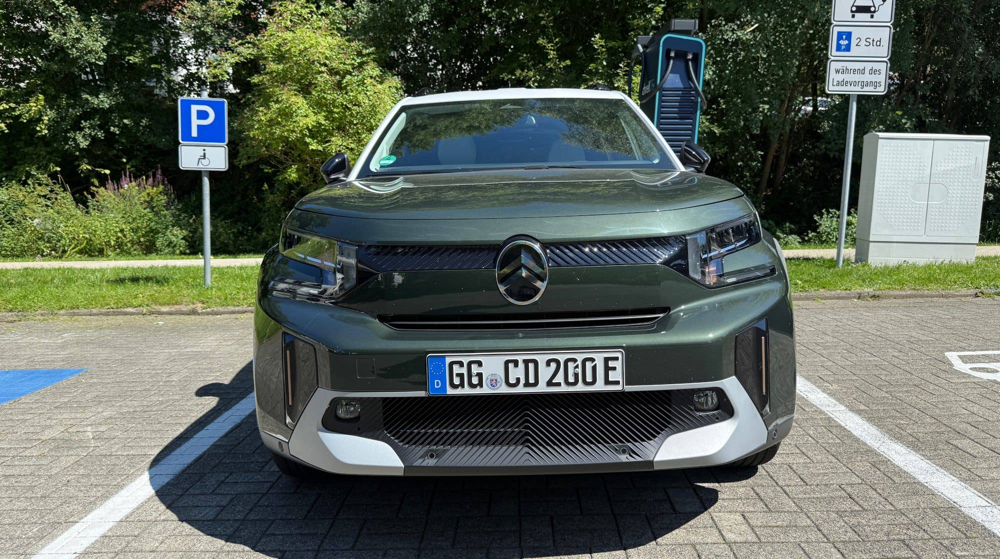 Citroën e-C3 Aircross an einer Schnellladesäule geparkt. Citroën e-C3 Aircross an einer Schnellladesäule geparkt.