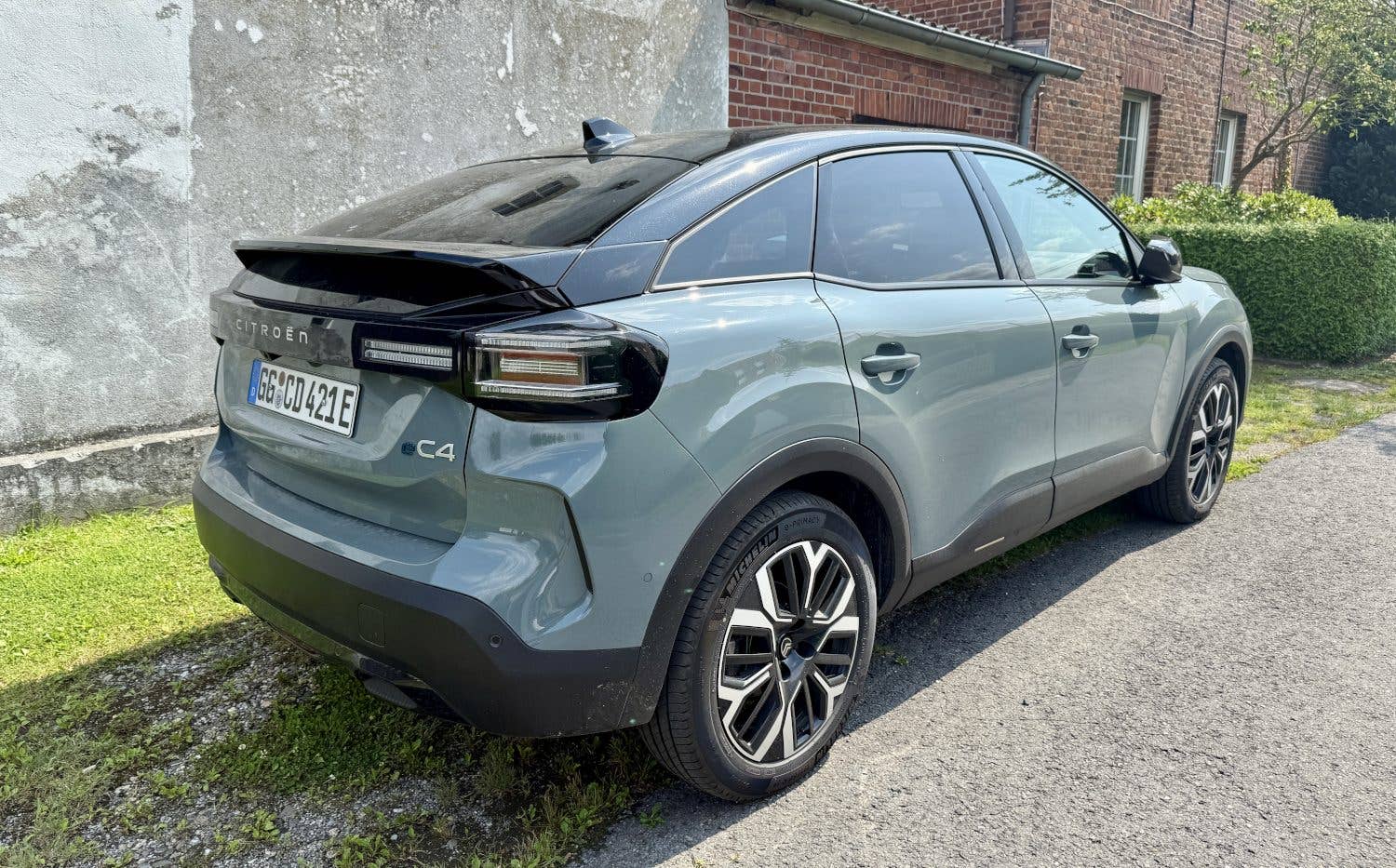 Citroën e-C4 X in der Heckansicht.