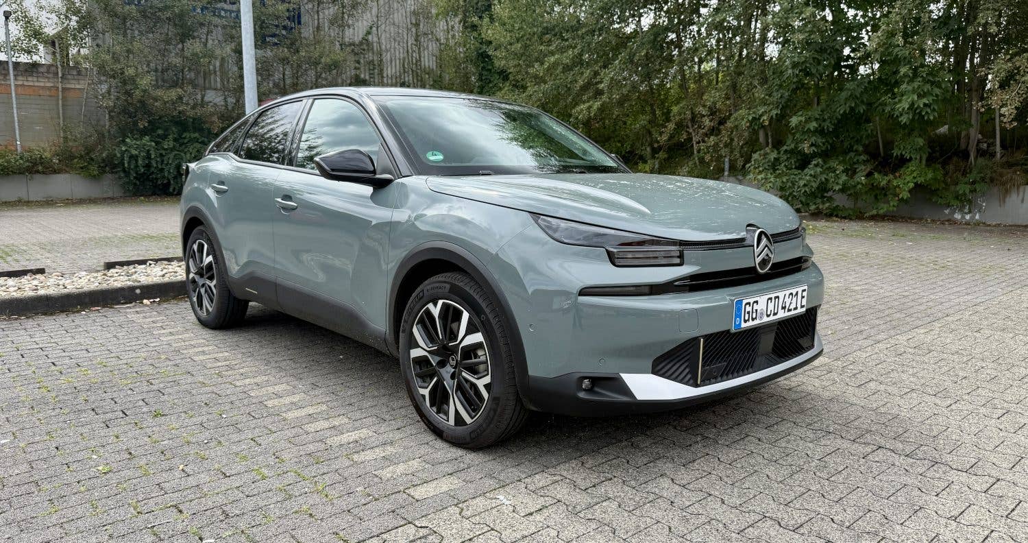 Citroën e-C4 X im Test - Seitliche Frontansicht