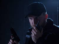 Polizist mit Pistole