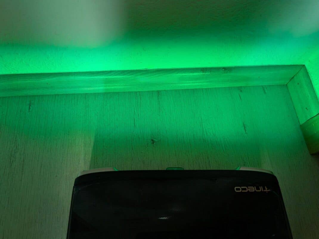 Der grüne Lichtstrahl des Tineco Floor One S9 Master macht feinsten Staub sichtbar