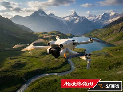 DJI Mini 4 Pro fliegt durch eine Berglandschaft