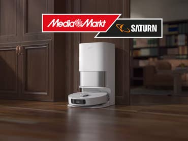Dreame L10s Ultra Gen 2 in einem Wohnbereich aus dunklem Holz und mit MediaMarkt/Saturn-Logo.