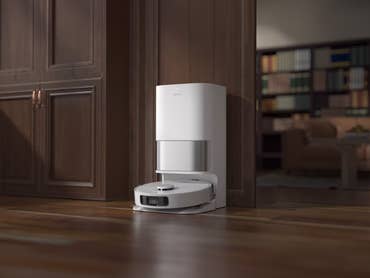 Dreame L10s Ultra in einem Wohnbereich aus dunklem Holz