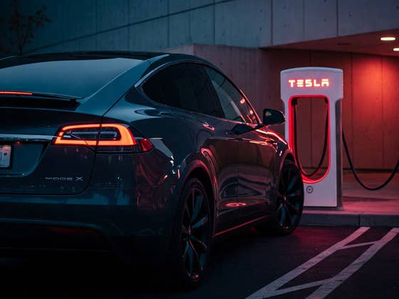 E-Auto kostenlos laden: Tesla macht es (wieder) möglich