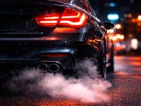 Heck eines Autos mit Verbrennungsmotor.