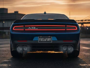 Heck eines Autos mit V8-Motor in der Dämmerung.