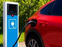 E-Auto parkt an einer Ladesäule.