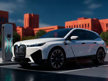 BMW an einer Ladesäule geparkt.