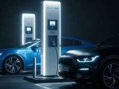 E-Autos an Ladesäulen.