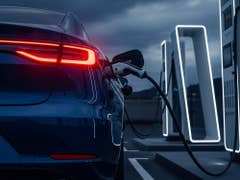 Heck eines E-Autos, das an einer Ladesäule steht.