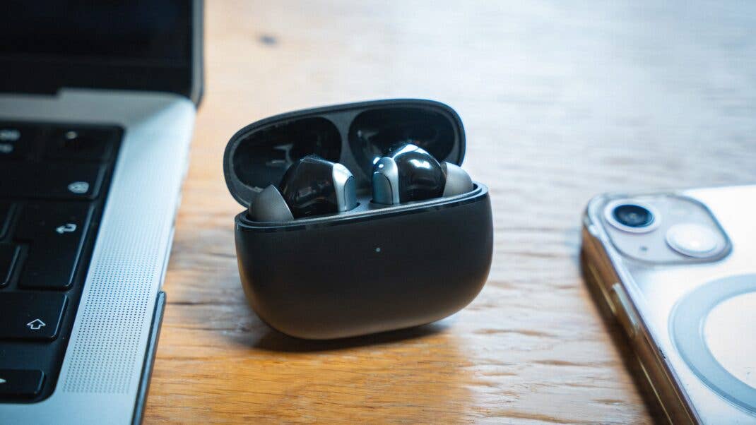 EarFun Air 2 neben einem iPhone EarFun Air 2 neben einem iPhone