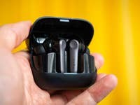 Die EarFun Air Pro 4+ vor einem gelben Hintergrund