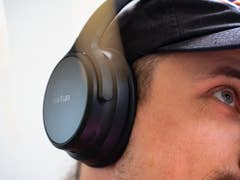 Eine Nahaufnahme einer Person, die EarFun Tune Pro Kopfhörer trägt.