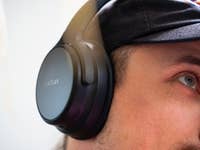 Eine Nahaufnahme einer Person, die EarFun Tune Pro Kopfhörer trägt.