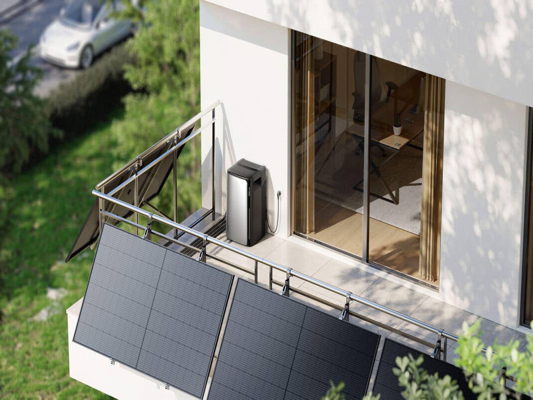 EcoFlow Stream Ultra auf einem Balkon mit zwei Solarpanels.