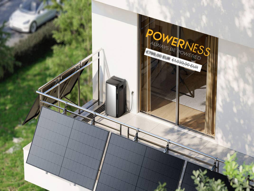 Ein Balkon mit Solarpanelen und einer EcoFlow Stream Ultra-Stromstation, mit dem Text 'POWERNESS ALWAYS BE POWERED'.