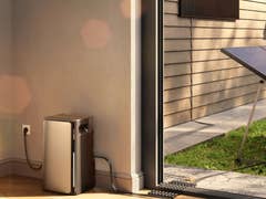 Ein Energiespeicher ist mit einer Solaranlage und einer Steckdose verbunden