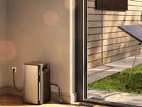 Ein Energiespeicher ist mit einer Solaranlage und einer Steckdose verbunden