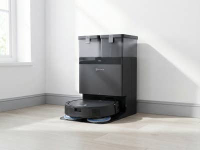 Ecovacs Deebot T50 Pro Omni in einem weißen Raum