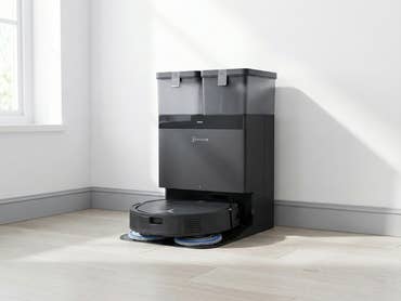 Ecovacs Deebot T50 Pro Omni in einem weißen Raum