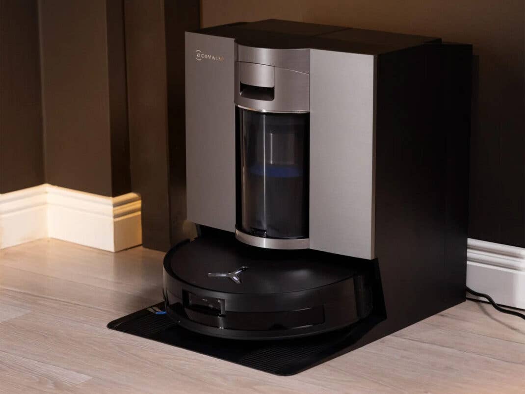 Der Ecovacs Deebot X11 OmniCyclone in seiner Station.