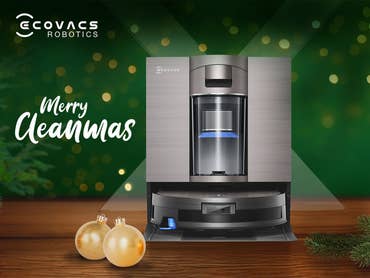 Ein Ecovacs-Saugroboter mit Absaugstation vor einem weihnachtlichen Hintergrund.