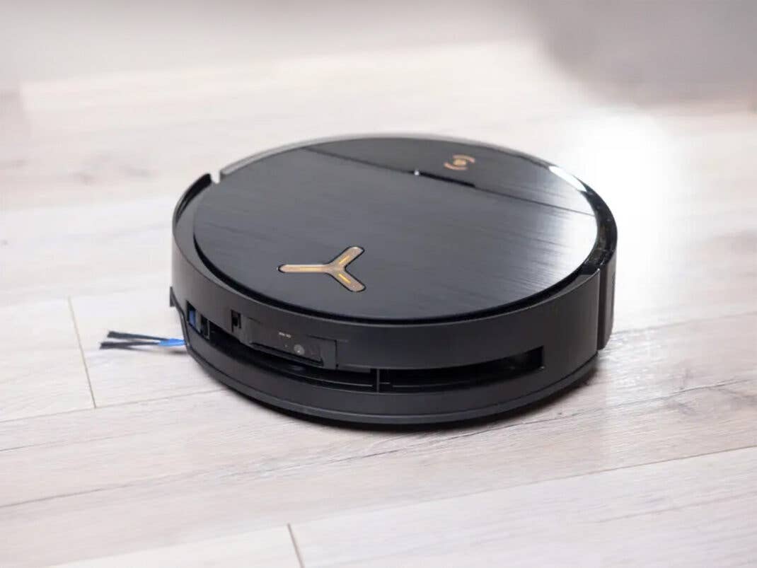 Ecovacs Deebot X9 Pro Omni auf einem Holzboden.