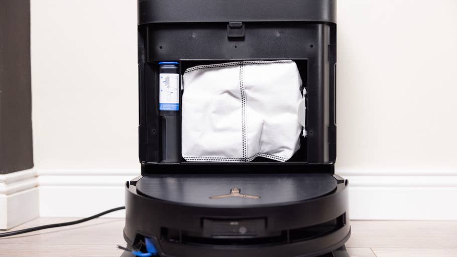 Innensicht eines Ecovacs Deebot X9 Pro Omni, das das Staubfach und die Reinigungskomponenten zeigt.