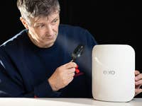 Der Eero Max 7 steht auf dem Schreibtisch an dem ein Junge ein Autorennspiel zockt.