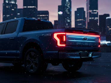 Ford F-150 Lightning in der Heckansicht.