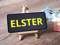 Elster-Logo auf einem Smartphone