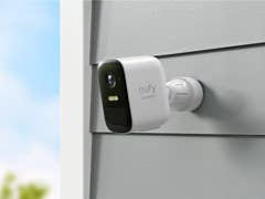 Eufy-Sicherheitskamera an einer Wand befestigt, zur Überwachung konzipiert.