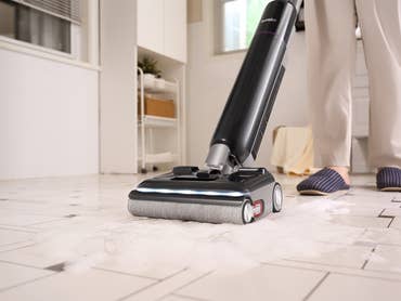 Ein Akkusauger beim Saugvorgang