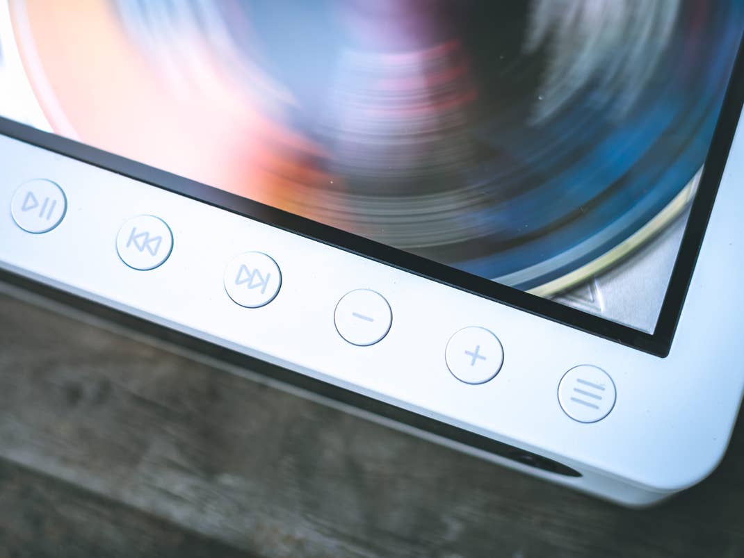 Die Bedienung erfolgt über haptische Taster