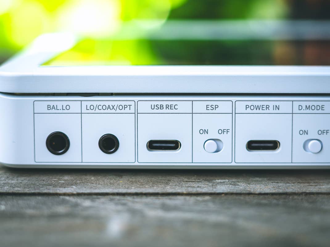 Schalter und Anschlüsse auf der Rückseite