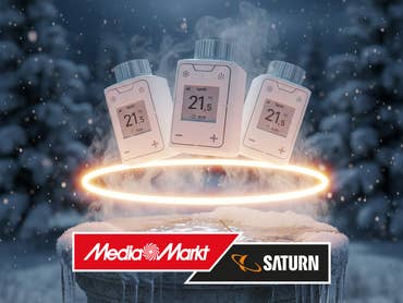 Fritz!Dect 302 in einer winterlichen Umgebug. Darunter ein gelber Kreis und das MediaMarkt-Logo