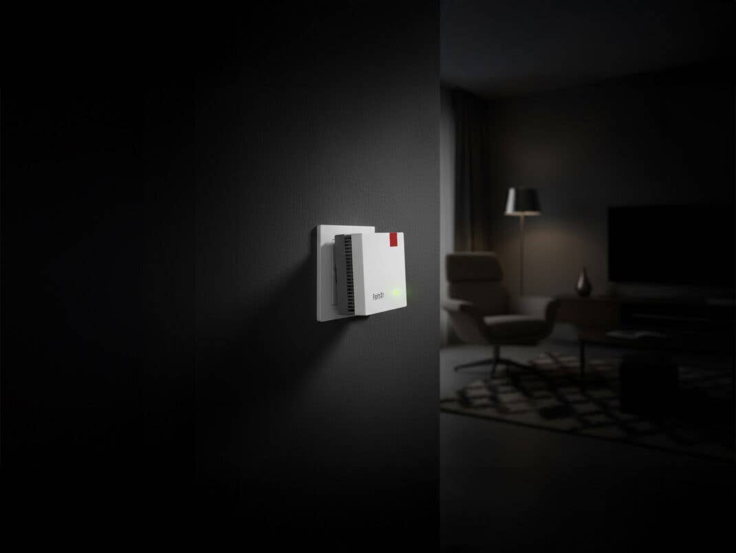 Fritz!Repeater 1700 an einer Wand in einem dunklen Wohnzimmer.