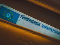 Ein deutscher Führerschein (Führerschein) teilweise in einer Brieftasche sichtbar.