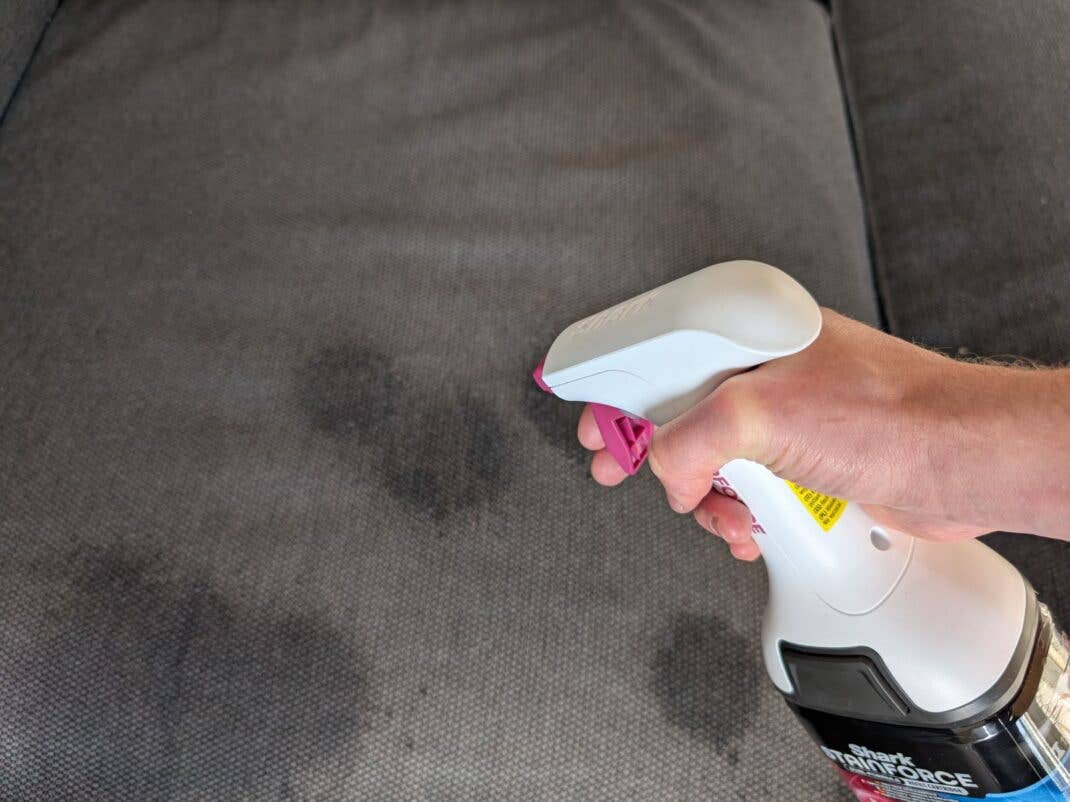 Für die Reinigung mit dem Shark Stainforce muss man die Flecken zunächst einsprühen